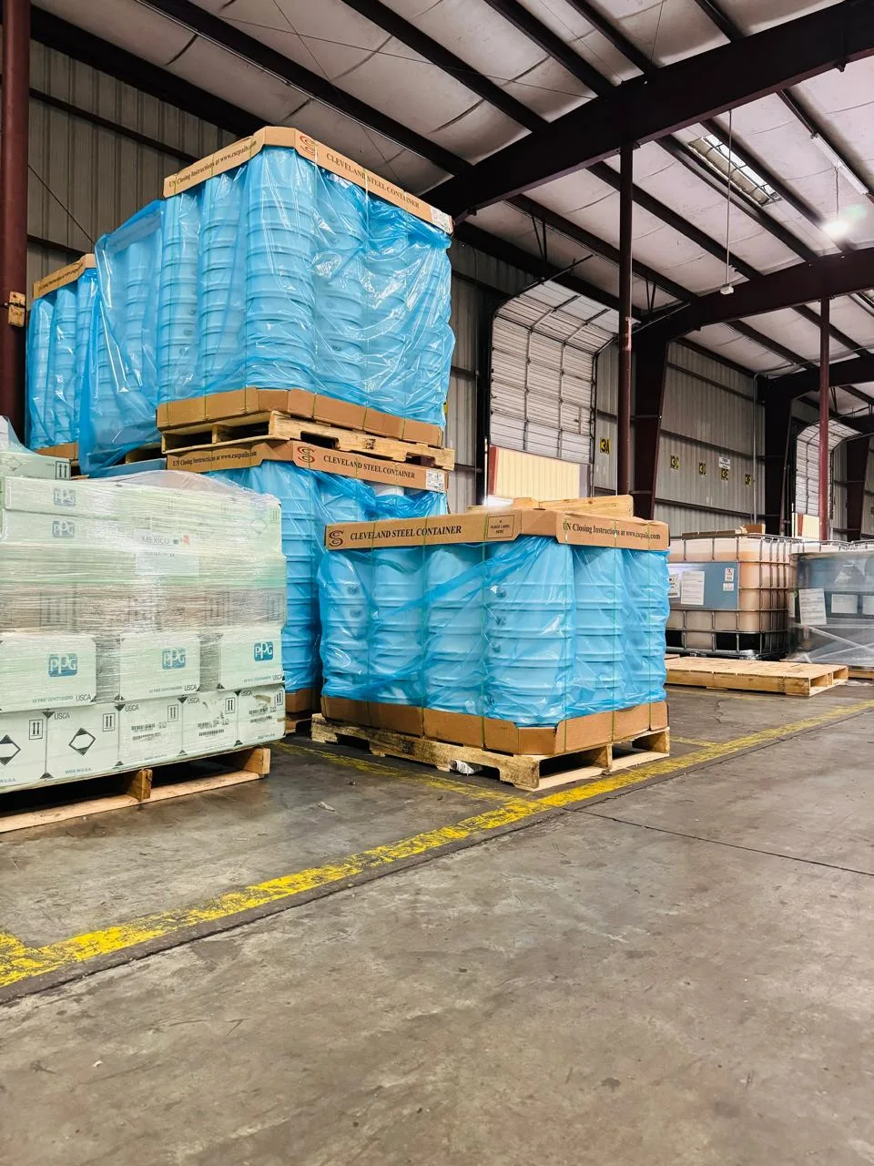 Andenes de carga en bodega CTPAT de 2DL en Nuevo Laredo con trailers